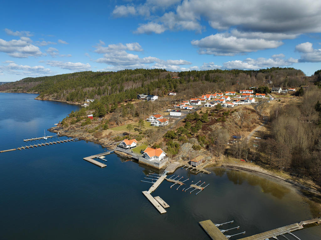 Endast cirka 100 meter från huset finns möjlighet till båtplats samt brygga med badstege och en mindre sandstrand för svalkande dopp