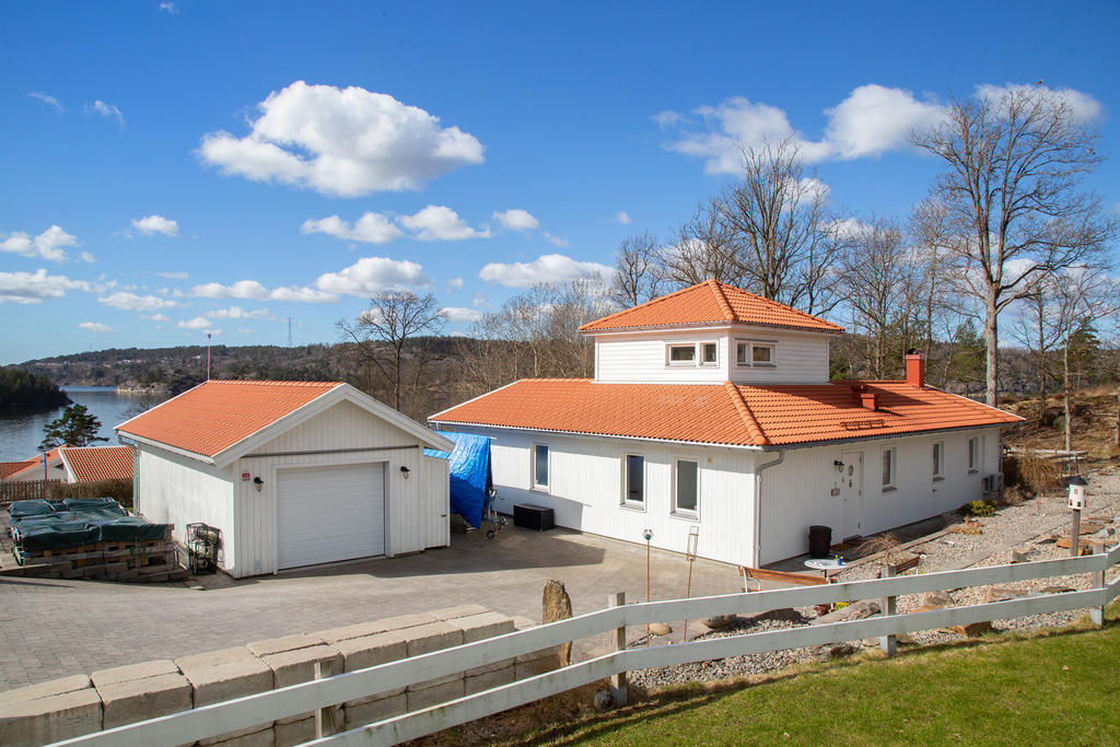 På uppfarten får det plats för minst fyra bilar att parkera