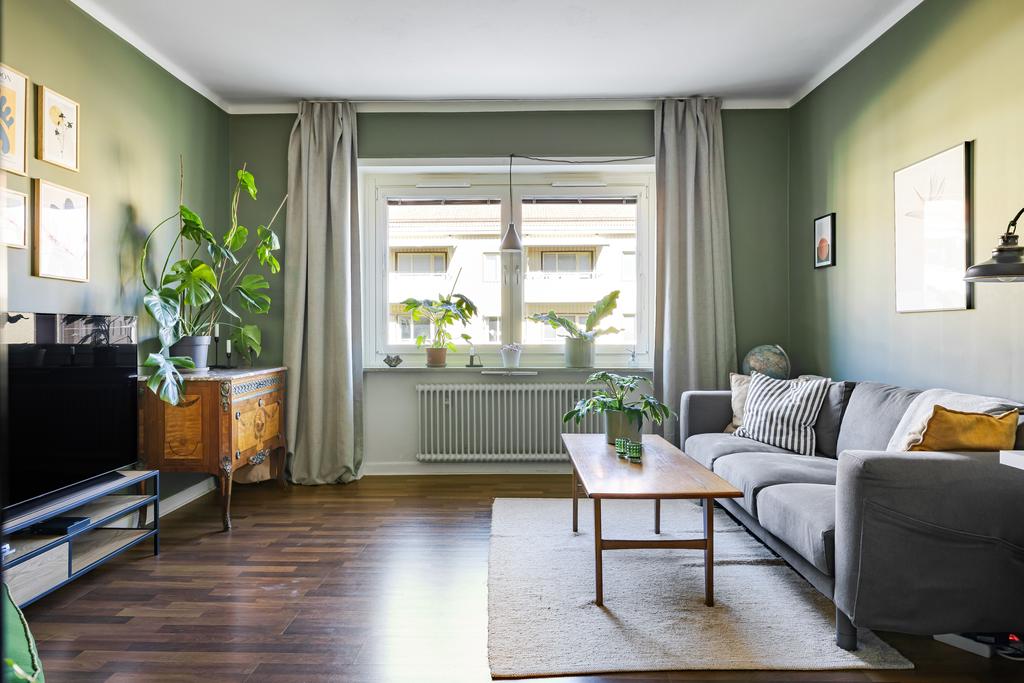 Ett vardagsrum med gott om ljusinsläpp!