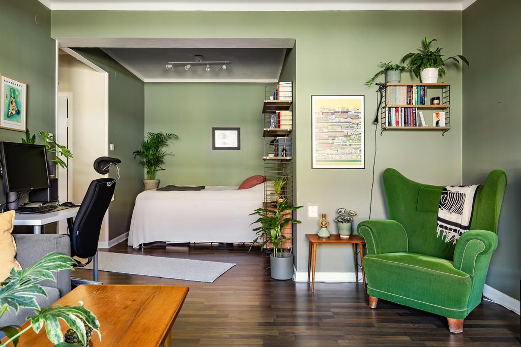 Vardagsrum med sovalkov.