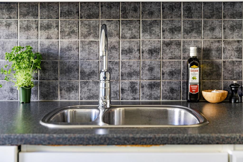 Kaklad vägg över arbetsytan.