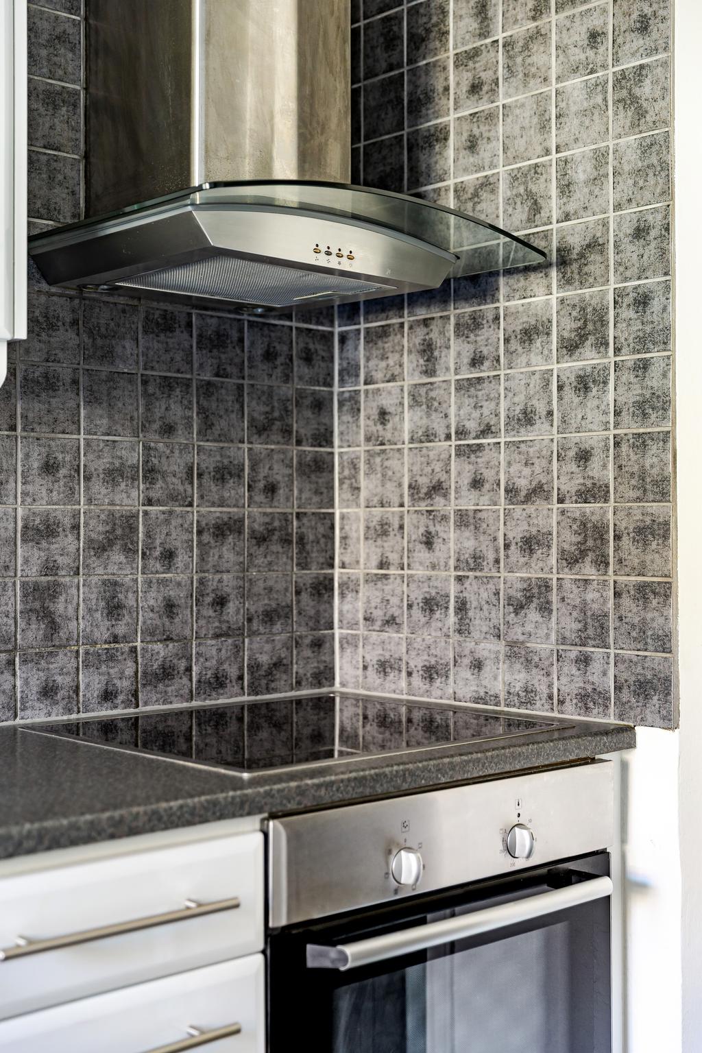 Induktionshäll, ugn och fläkt.