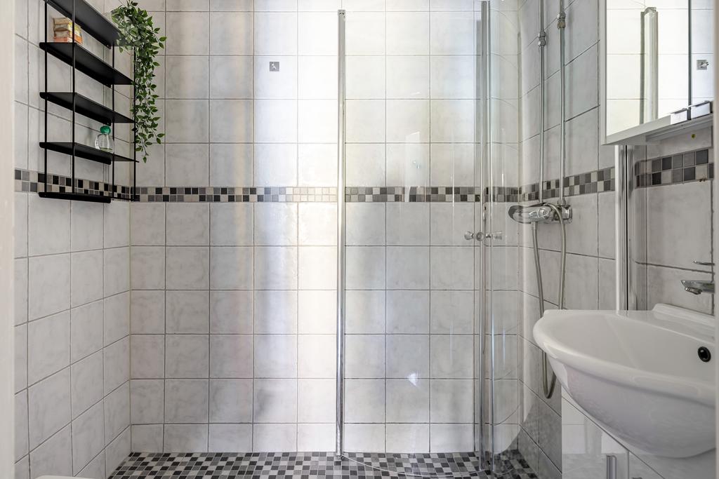 Duschrum med klinkergolv och kaklade väggar.