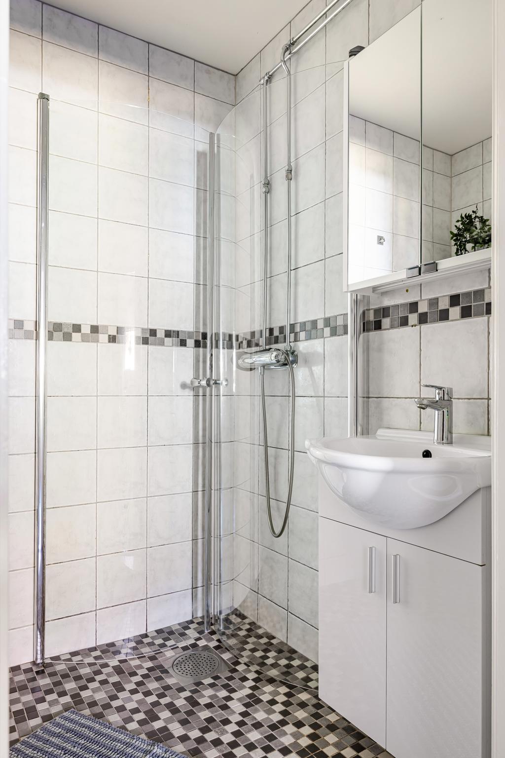 Rymligt duschrum med förvaring.