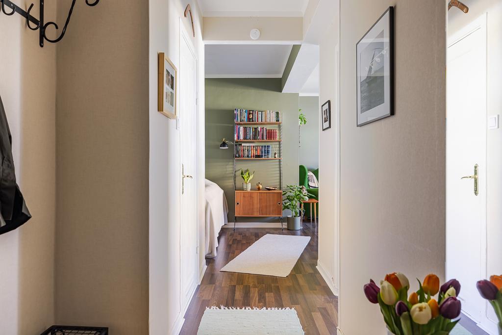 Hall med vy mot vardagsrummet.