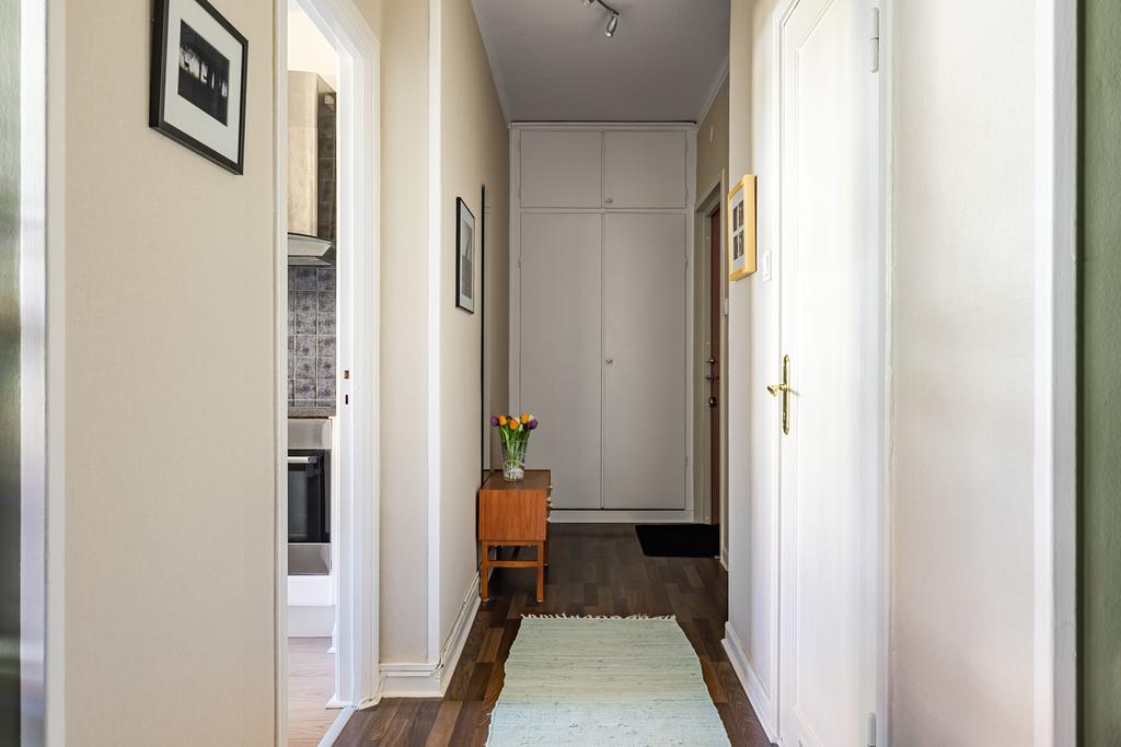 Hall med vy mot entrén och garderober.