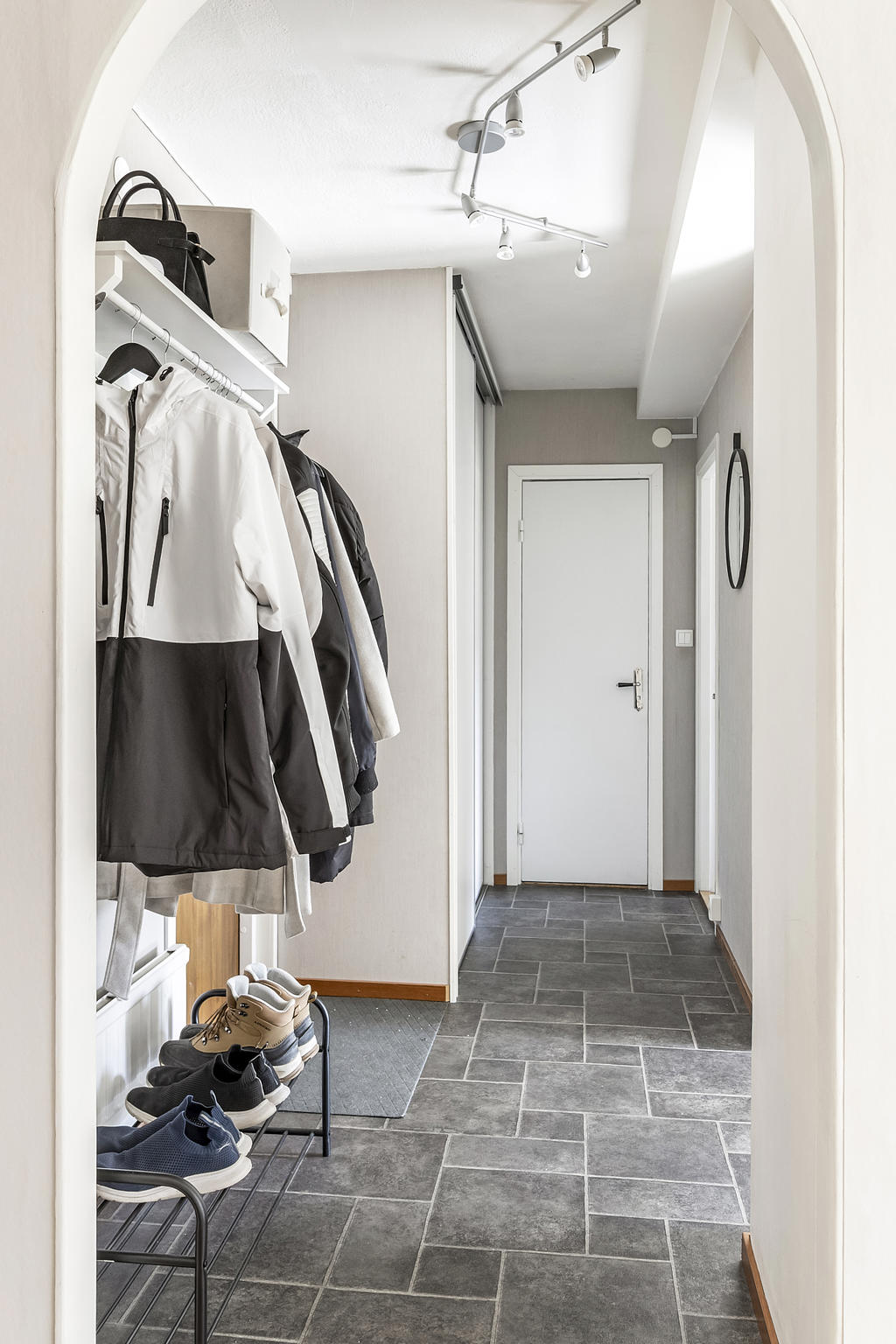 Hall med gott om förvaringsmöjligheter i garderober