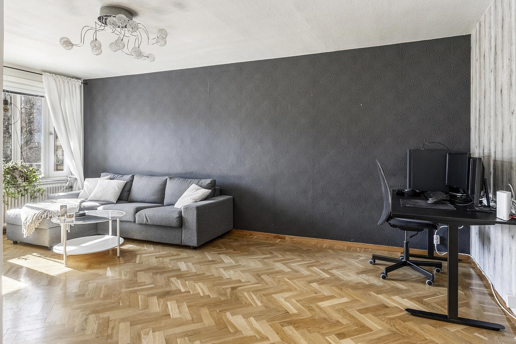 Vardagsrum med vacker fiskbensparkett