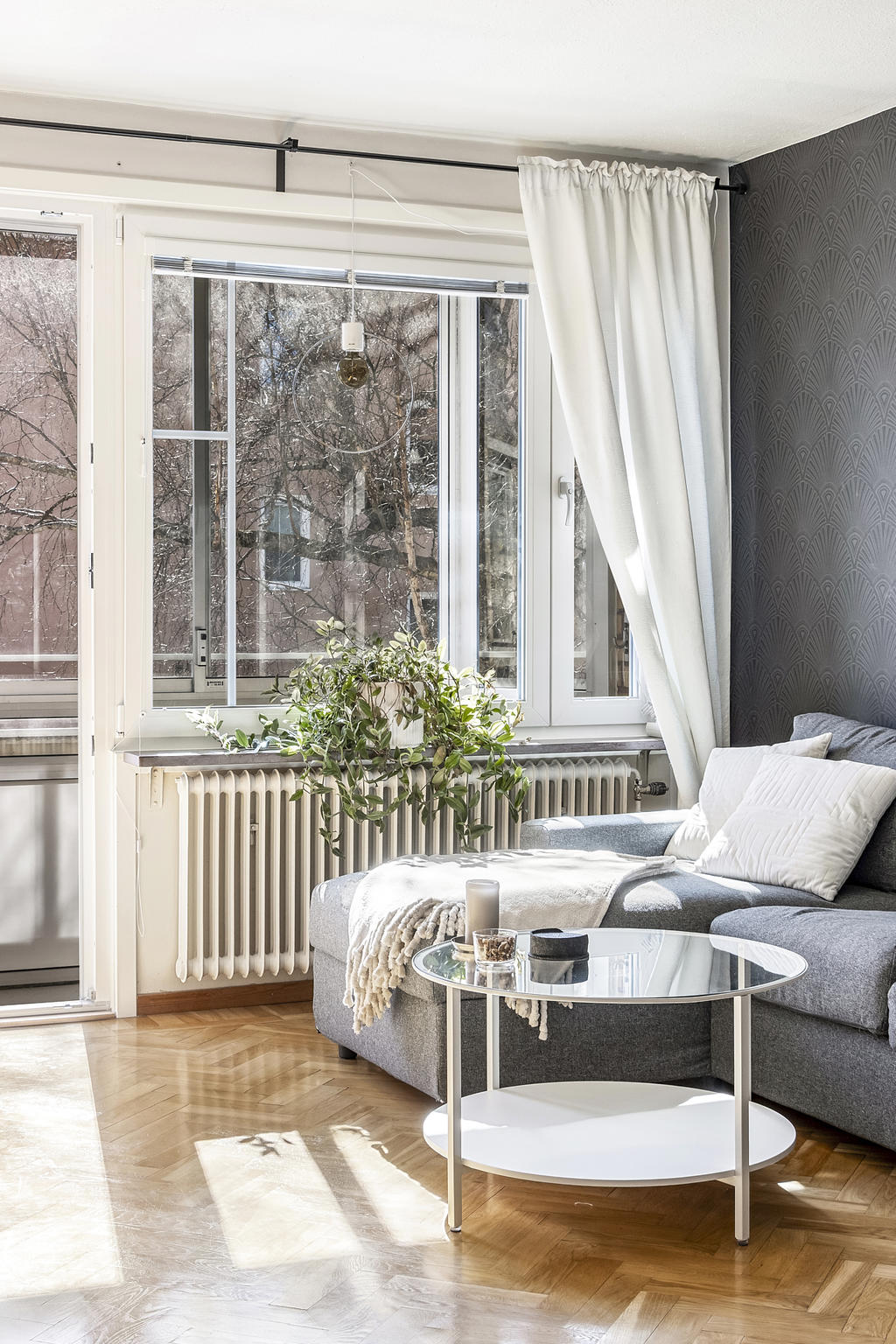 Vardagsrum med utgång till inglasad balkong