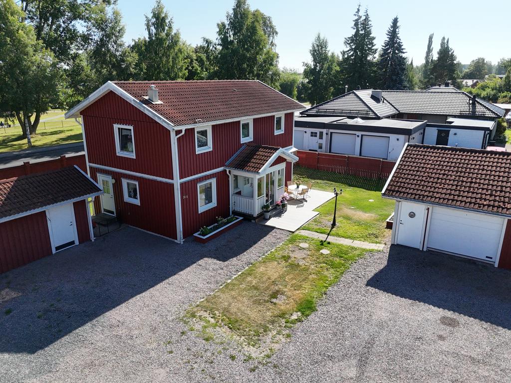 En tvåplansvilla i bostadsrättsform med garage och förråd. Perfekt boende för dig som vill bo i hus men inte lika mycket ansvar. 