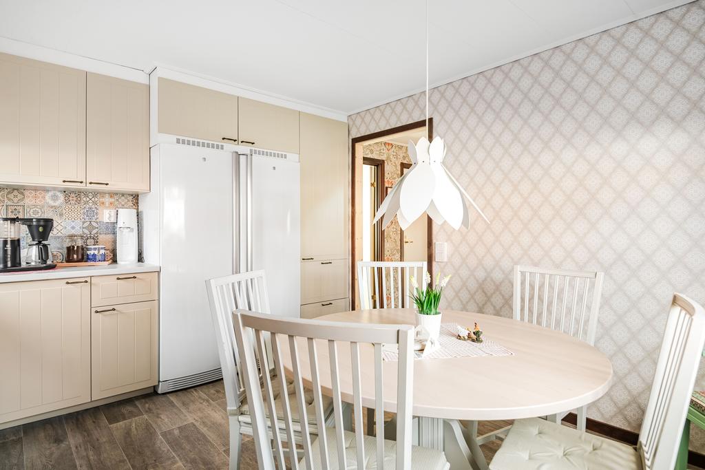 Köket har renoverats av nuvarandare ägare och är ifrån IKEA. 