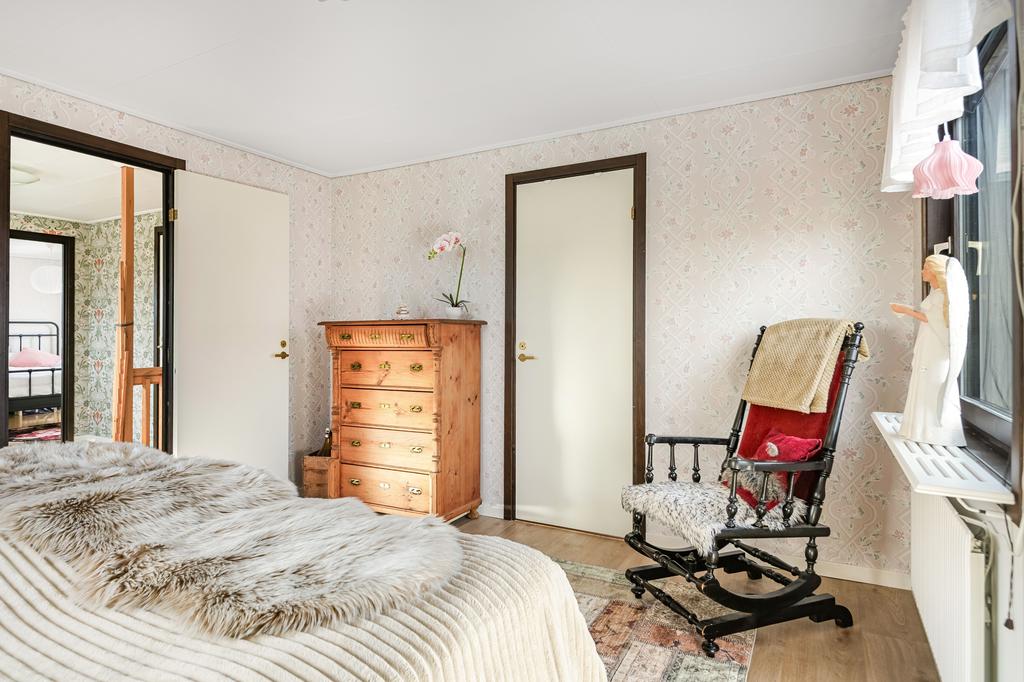 Här finns ett rum i direktanslutning som kan användas som walk-in closet, kontor eller förråd. 