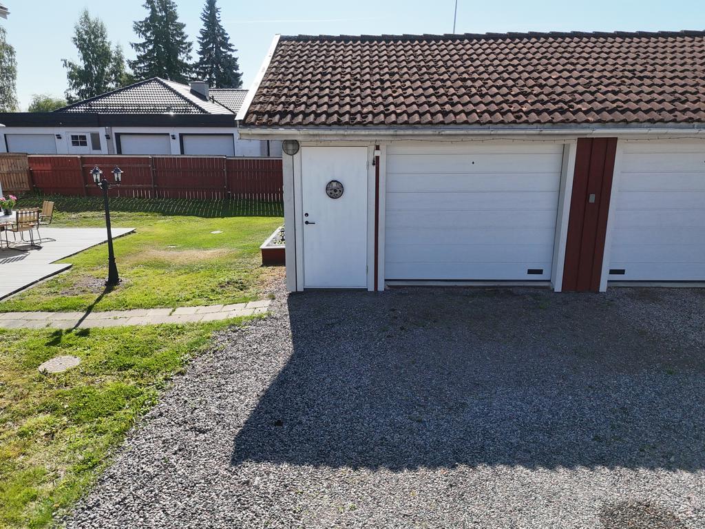 Ingång till garage. 