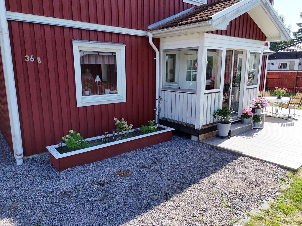 Välkomnande entré med inglasning och planteringslådor. 