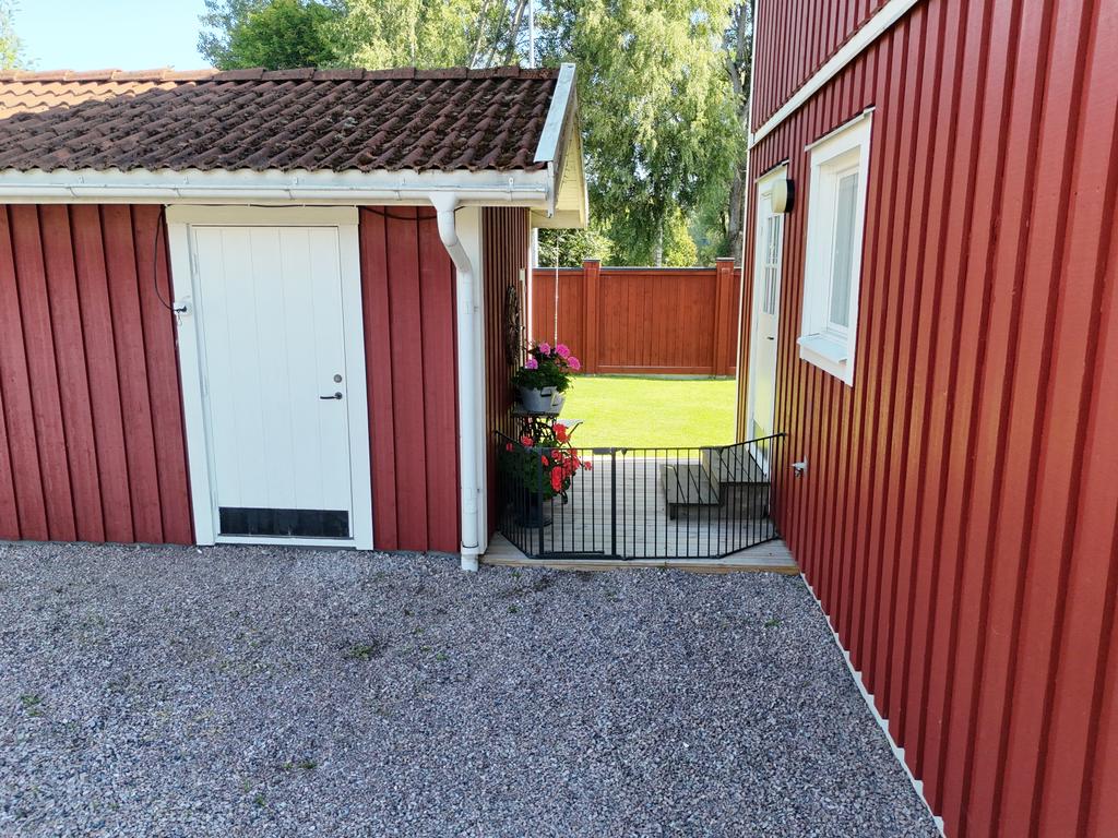 Förråd på andra sidan av huset samt groventré. 