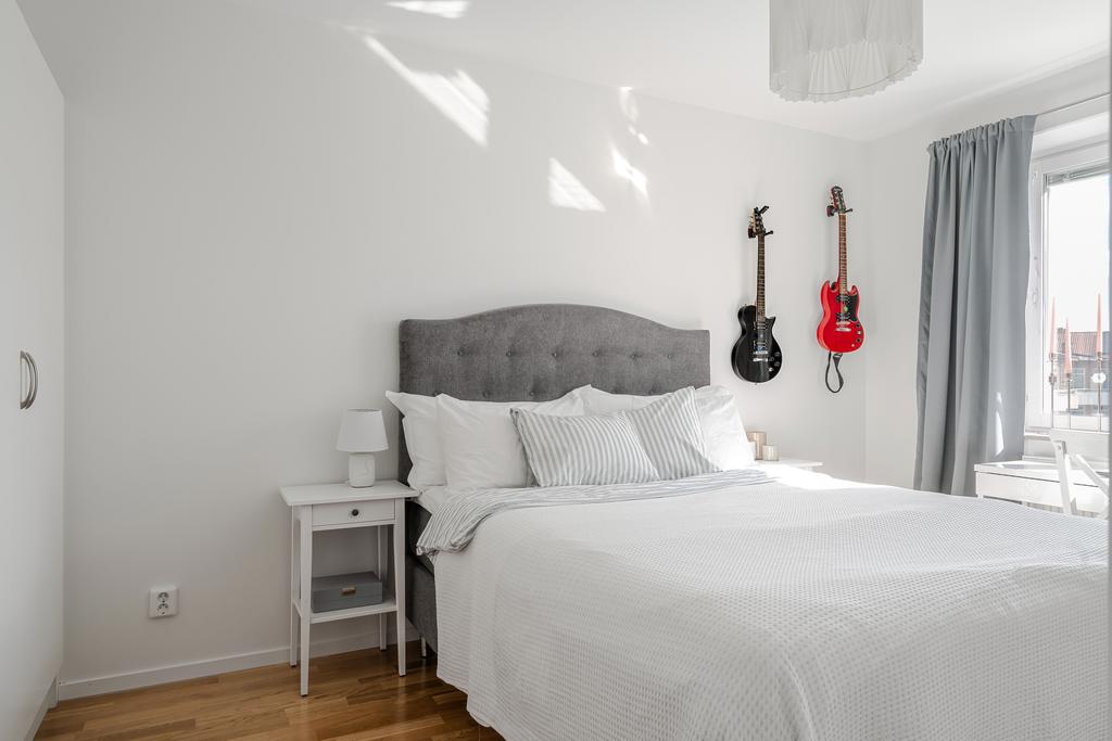 Sovrum med plats för dubbelsäng 