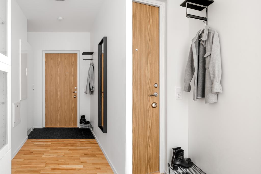 Hall med plats för avhängning samt en garderob