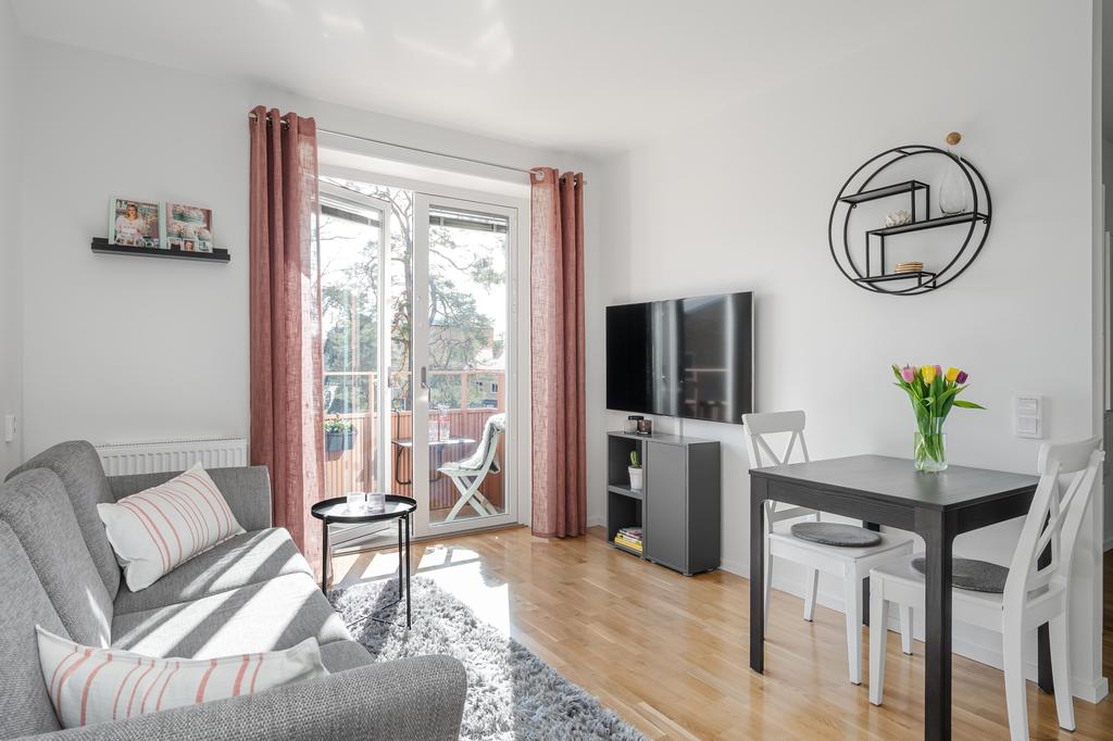 Härligt vardagsrum med plats för soffa och matbord