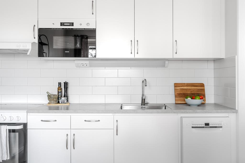 Stilrent kök med diskmaskin samt inbyggd micro