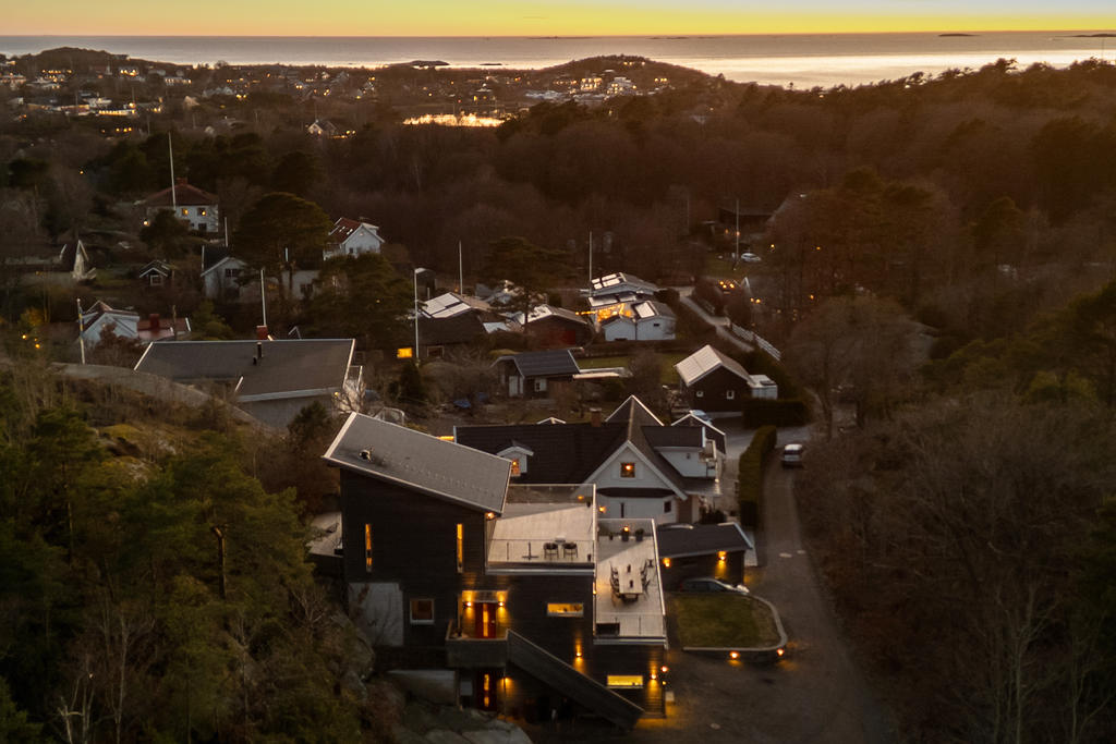 Rymlig familjevilla med spännande design. Mitt i Kullavik med närhet till både skola och hav