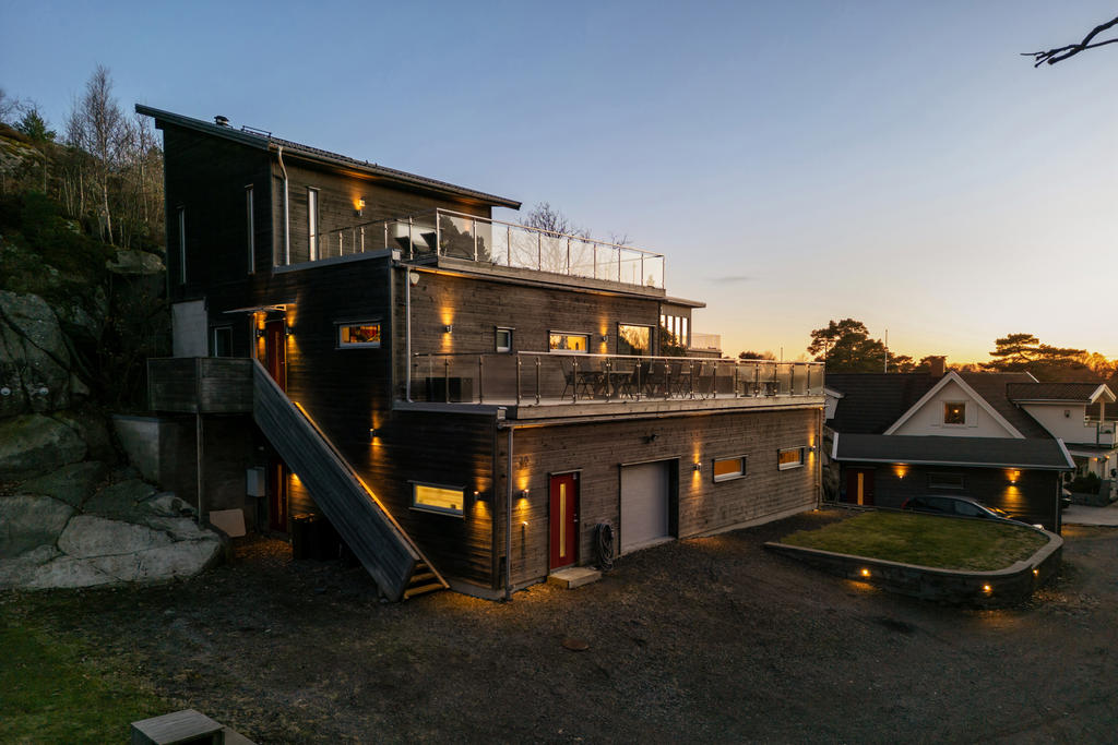 Villan sträcker sig över tre våningar