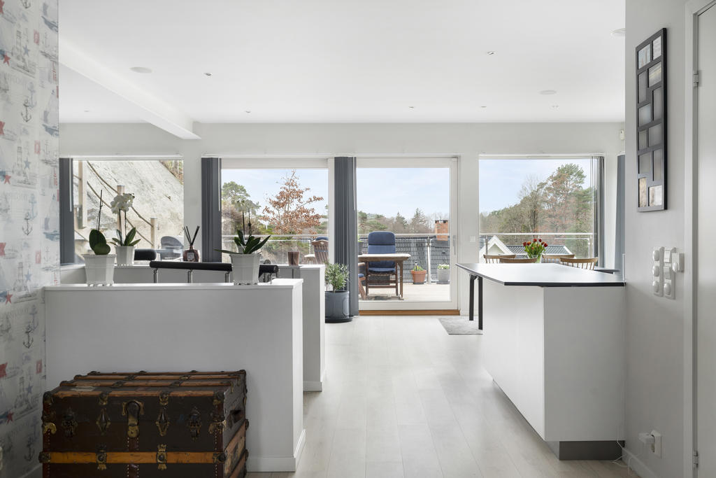 Vi välkomnas in och möts av hög takhöjd och ljus!