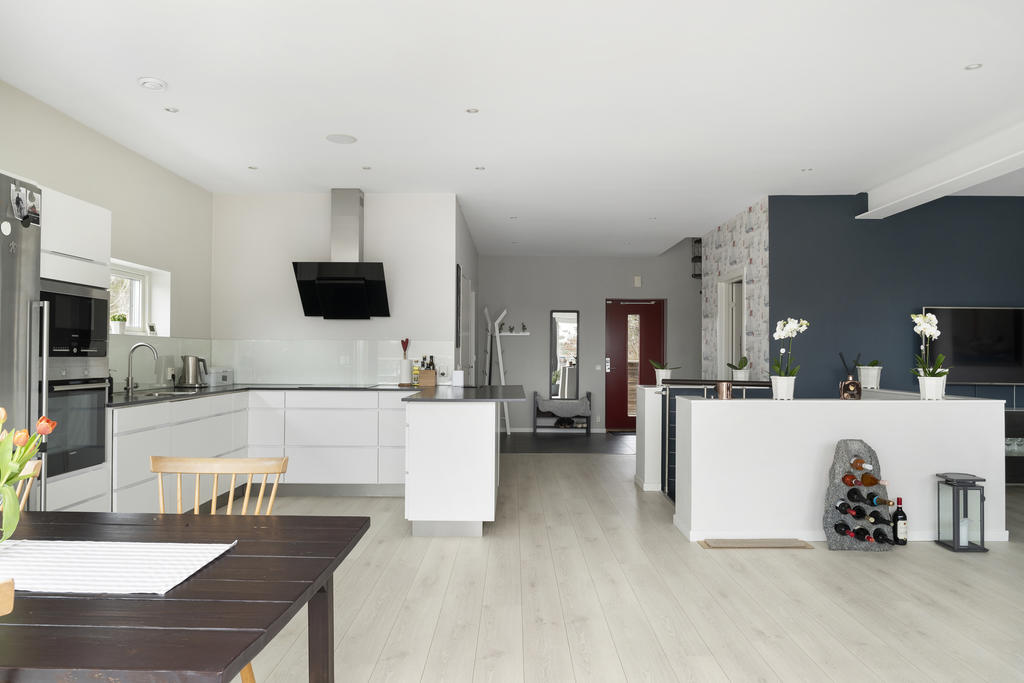 Köket är praktiskt planerat med arbetsyta och gott om förvaring