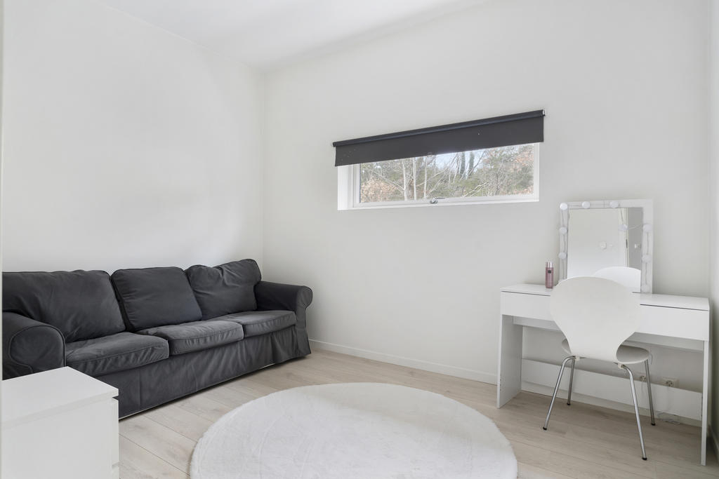 Ett av de tre sovrummen på entréplan