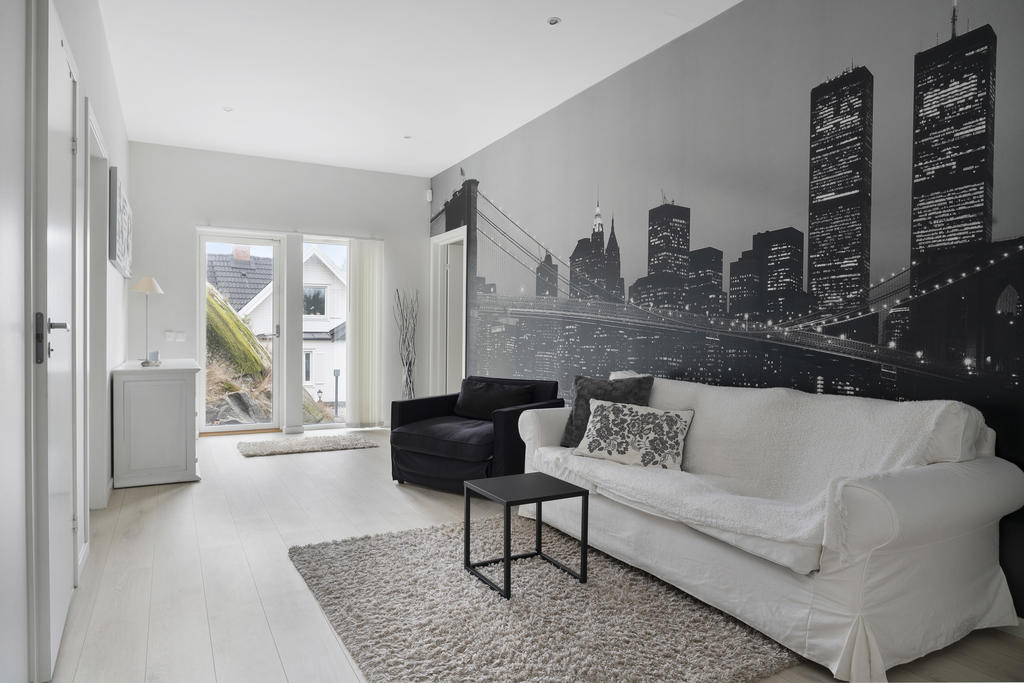 På entréplan finns den perfekta planlösningen för tonårsfamiljen! Stort allrum, tre sovrum i bra storlek samt badrum