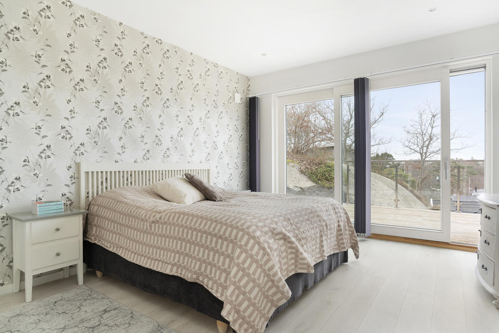 Master bedroom finner vi allra längst upp. I anslutning finns både walk i closet ...