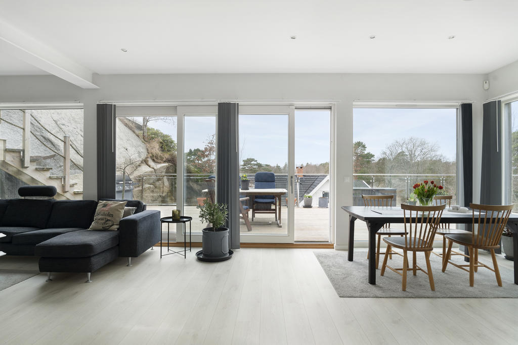  Fönster och hajomparti från golv till tak ger ett generöst ljusinsläpp