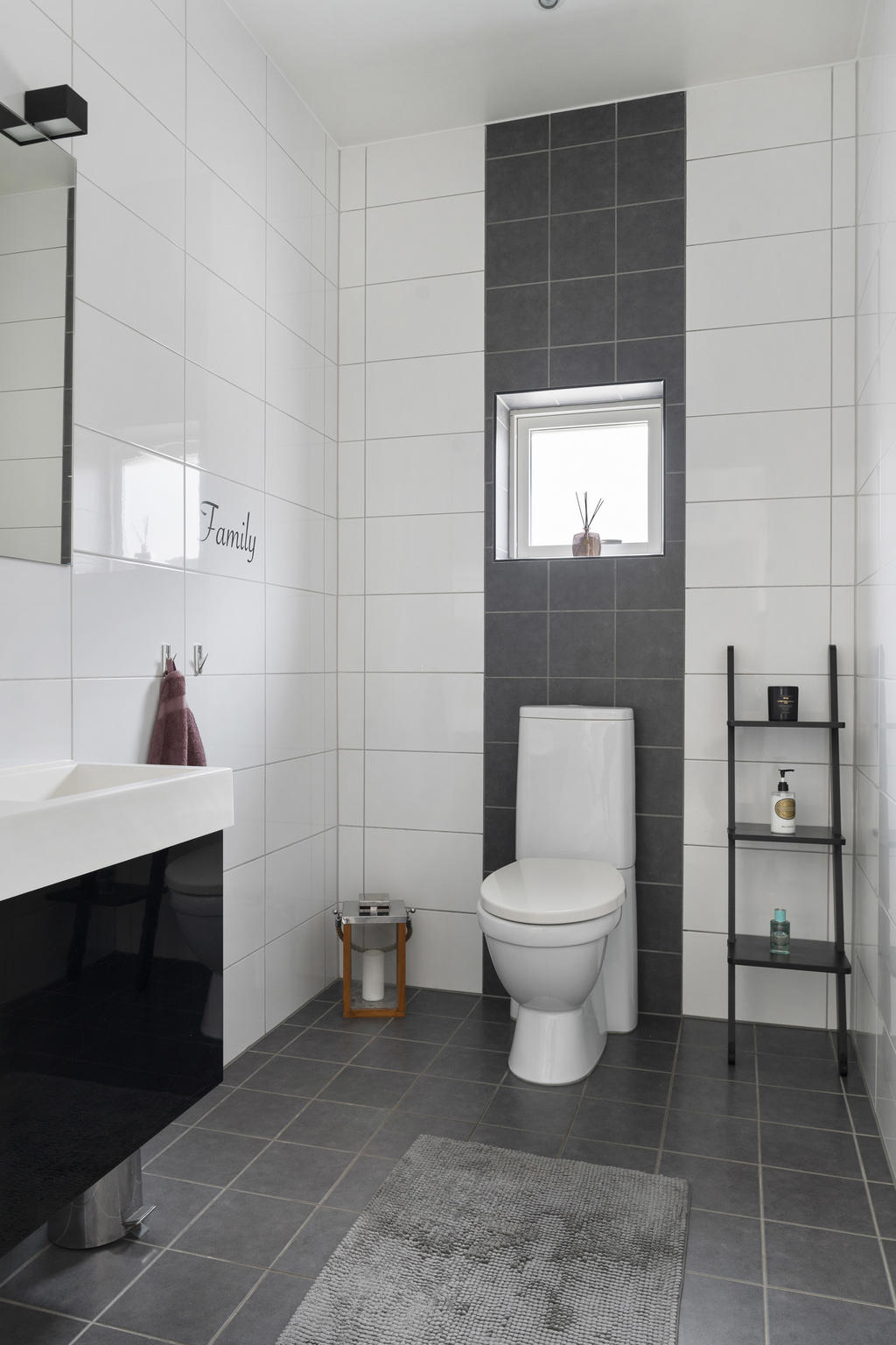 På mellersta plan vid kök och vardagsrum finns gäst wc