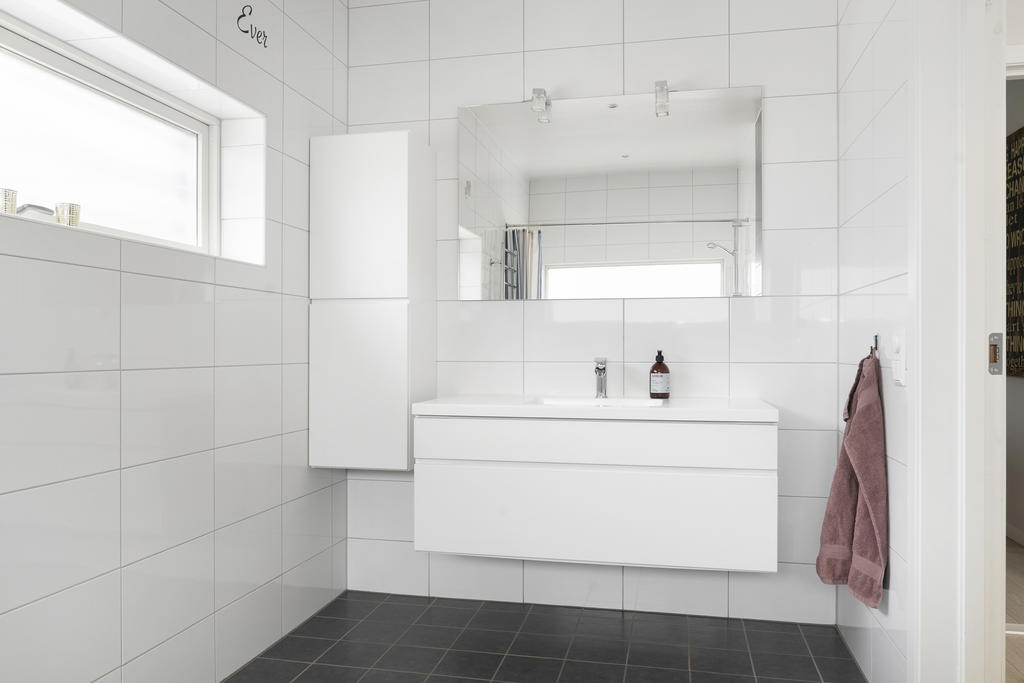 ...  och badrum en suite. Badrumsinredning från Kvikk