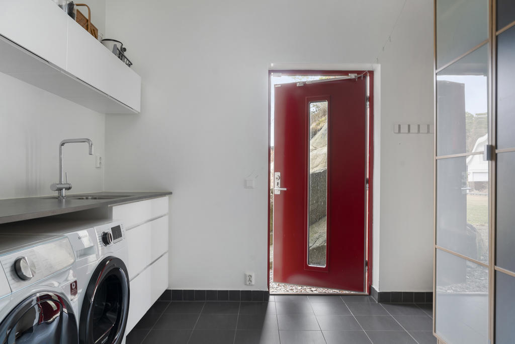 Tvättstugan har både bra utrymme och förvaring. Även här är det Kvikk i vitt, samt Siemens tvättmaskin och torktumlare.
Groventré på markplan, medan huvudentrén blir en trappa upp