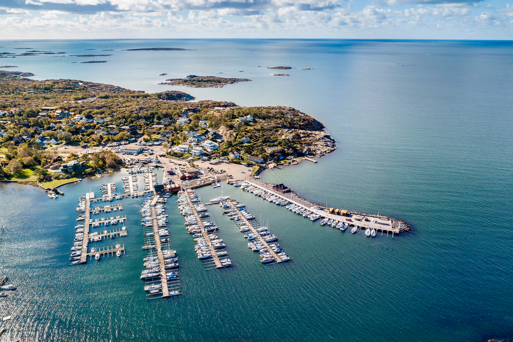 En cykeltur eller promenad till Kullaviks hamn med båtliv och bad
