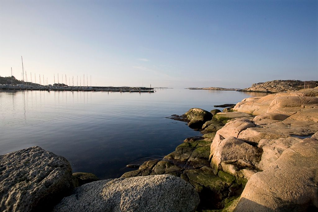 Njut av solvarma klippor i Kyvik