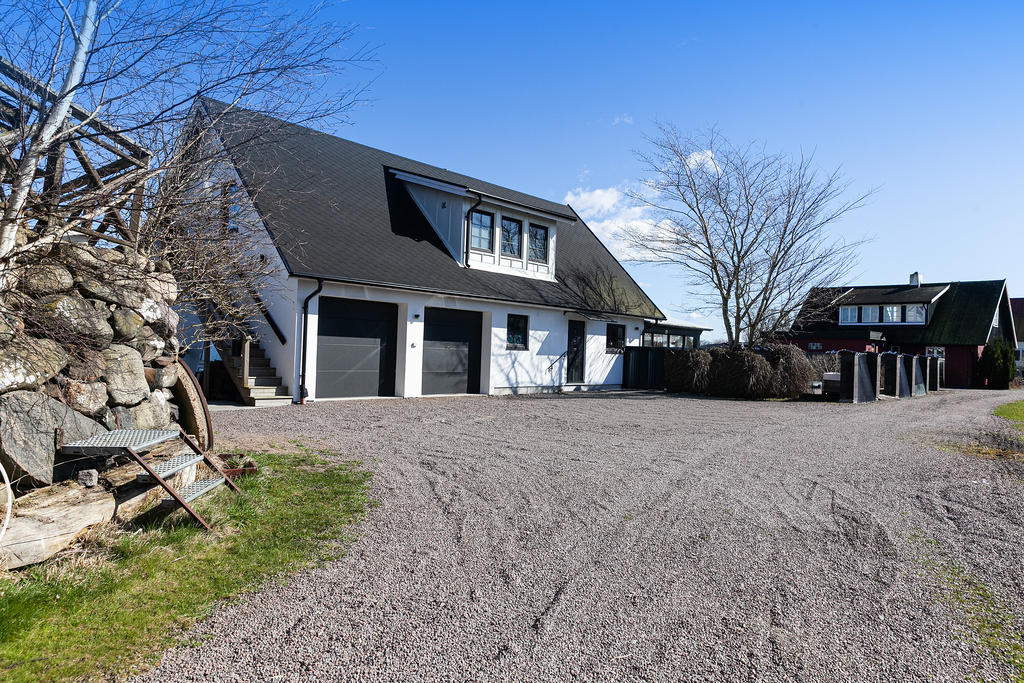 Lgh ovanvåning i Vita huset, ingång via egen trappa på gaveln mot möllan