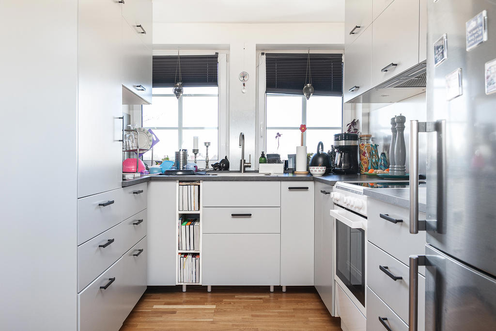 Stilrent kök i grått, modern och snyggt