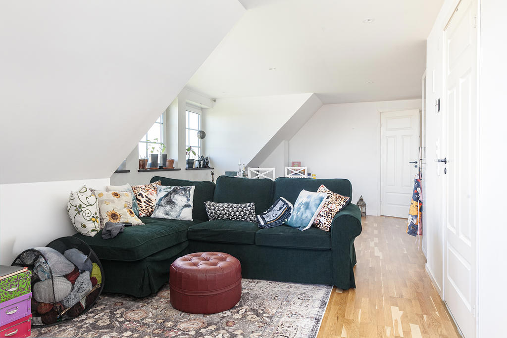 Mysiga snedväggar och bra med fönster skapar en härlig atmosfär