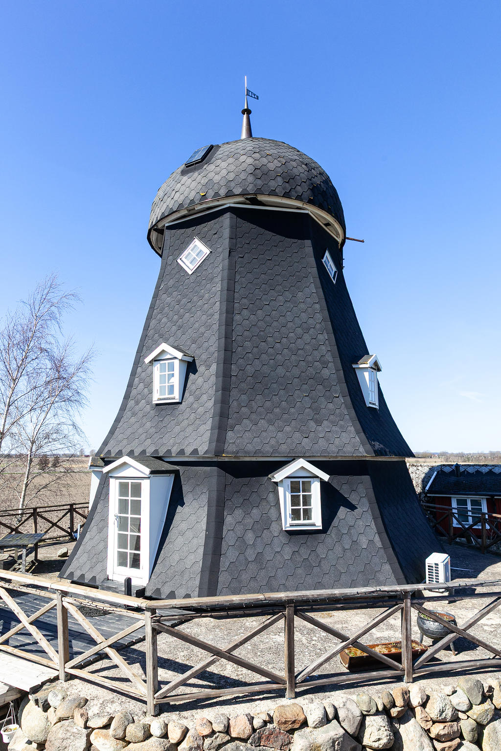 Utsikt mot den vackra möllan