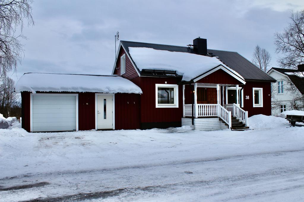 Egnahemsvägen 38, ett rymligt och väl underhållet hus i Tuolluvaara