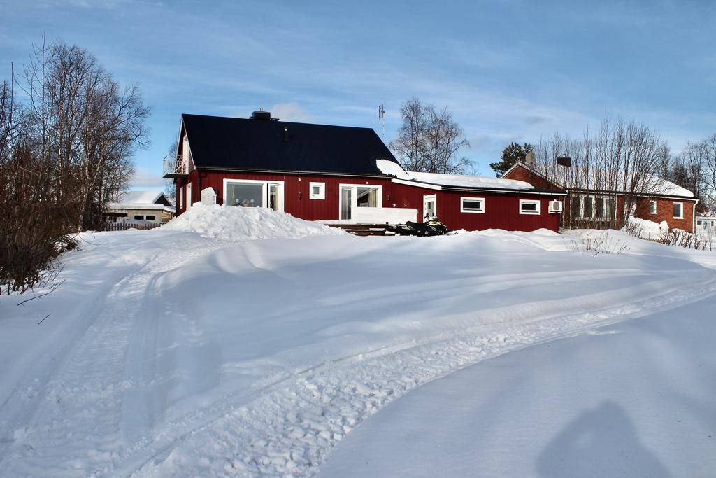 Bakgård med altan i soligt söderlge
