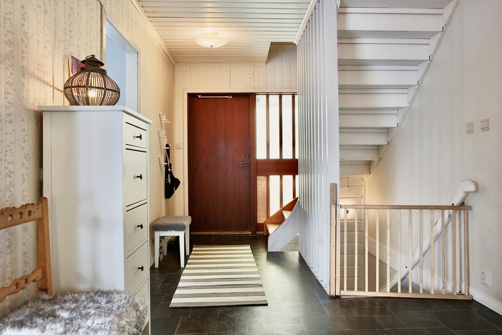 Ingång till hall med trappa till övre plan och till källare