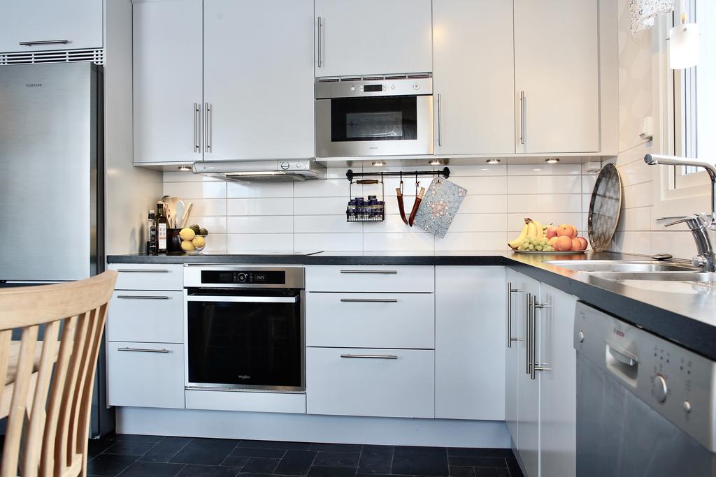 Ny ugn 2024, inbyggd mikrovågsugn bland överskåpen 