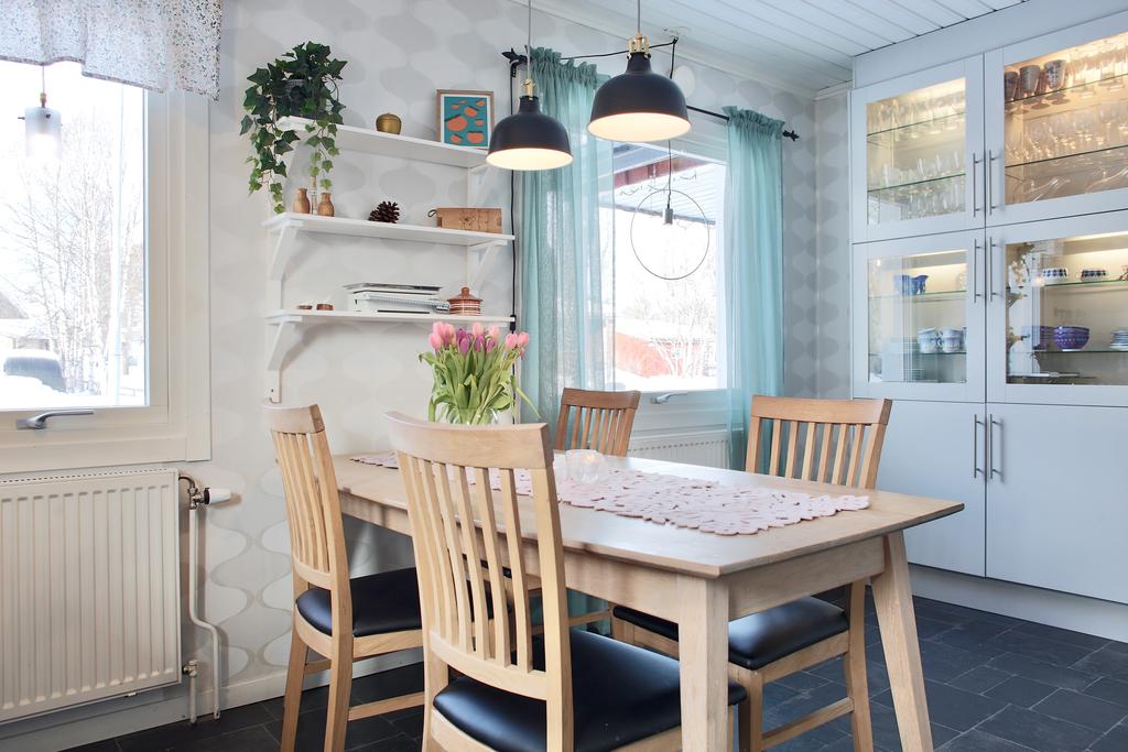 Vitrindel i köket för ytterligare förvaring 