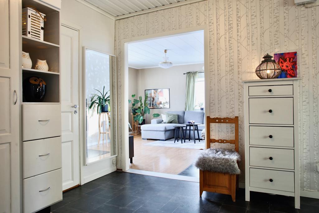 Halldel med vy mot vardagsrum 