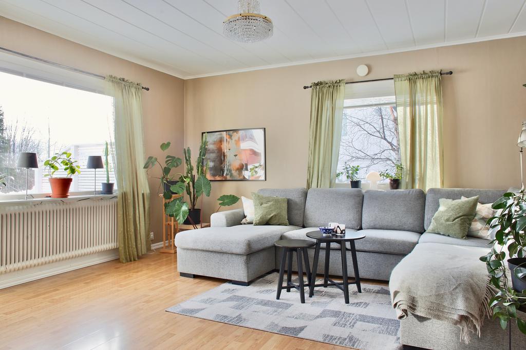 Ljust och trivsamt vardagsrum 