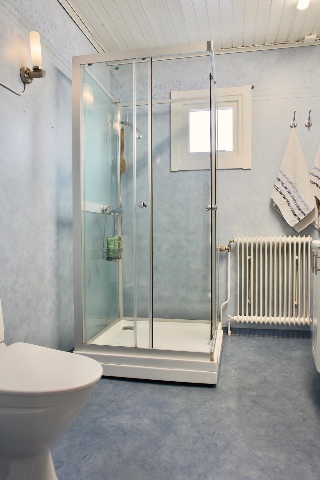 Badrum på entréplan med duschkabin