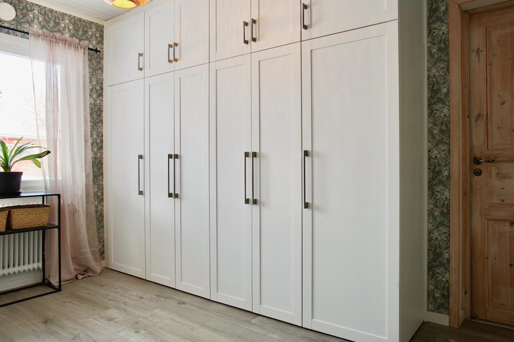 Klädkammare har gjorts i ett genomgångsrum på entréplan. Dörr till groventrén 