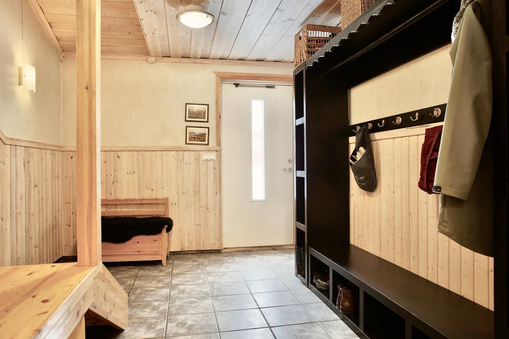 Praktisk groventré med klinkergolv med vattenburen golvvärme 